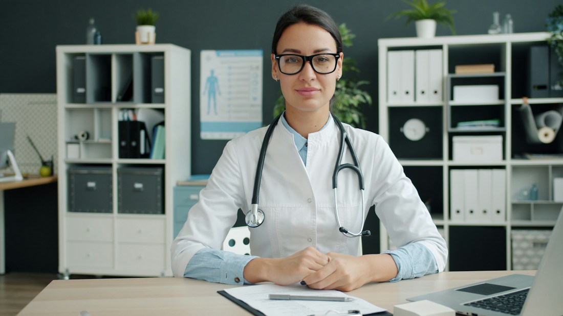 Médica em um consultório acolhedor; imagem ilustrativa